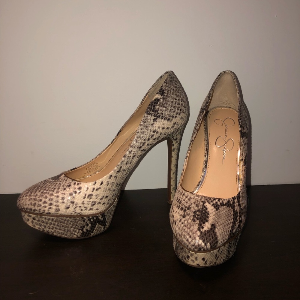 Jessica Simpson pumps